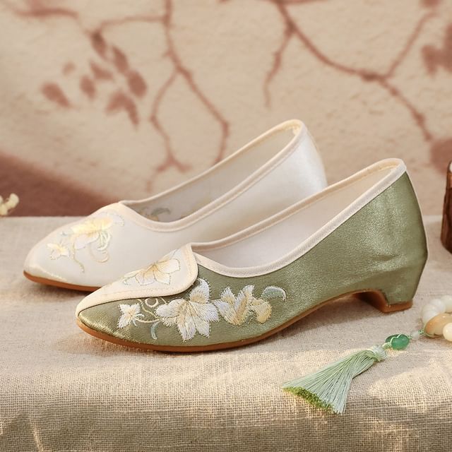 Floral Embroidered Pumps Panel