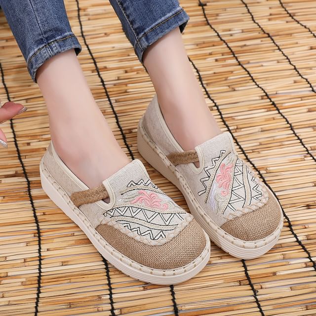 Panel Slip Embroidered Ons Platform