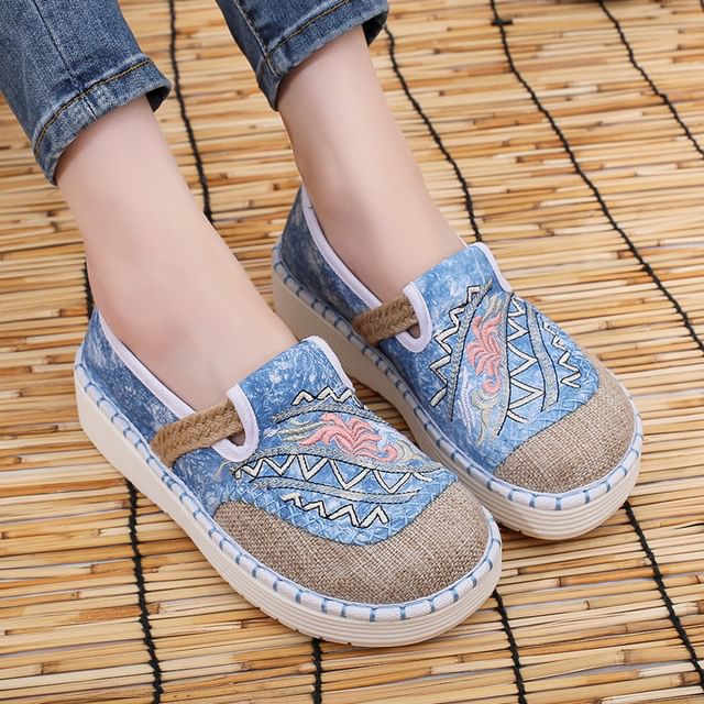 Panel Slip Embroidered Ons Platform