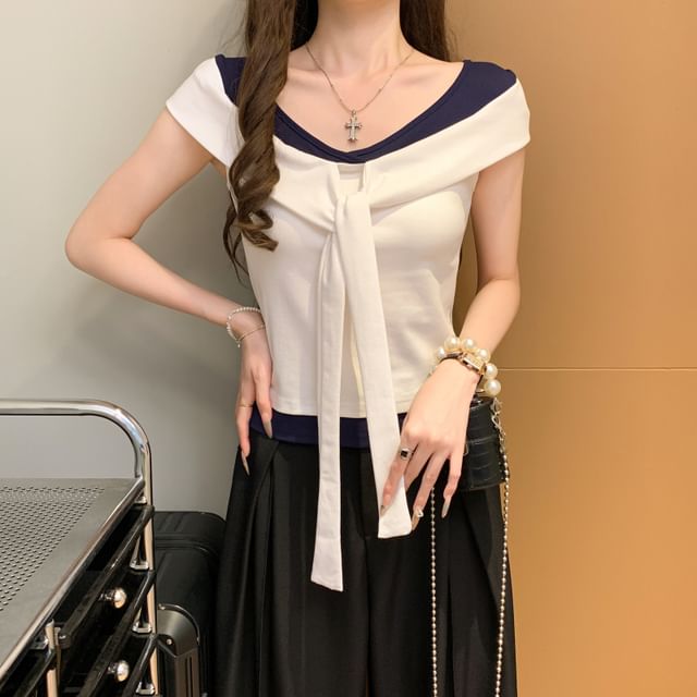 Two-Tone V-Neck Cap-Sleeved Slim Cropped Tee with Tie