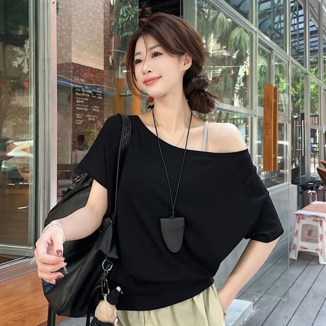 Plain Cold-Shoulder Short-Sleeved Relaxed Tee