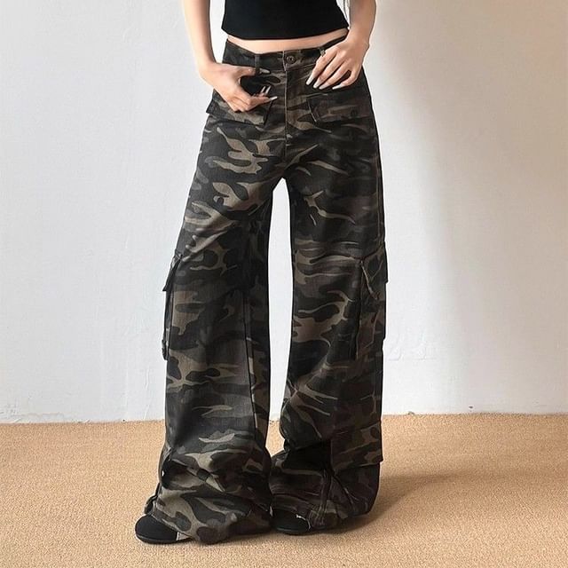 Low Waist Camouflaged Baggy Cargo Pants