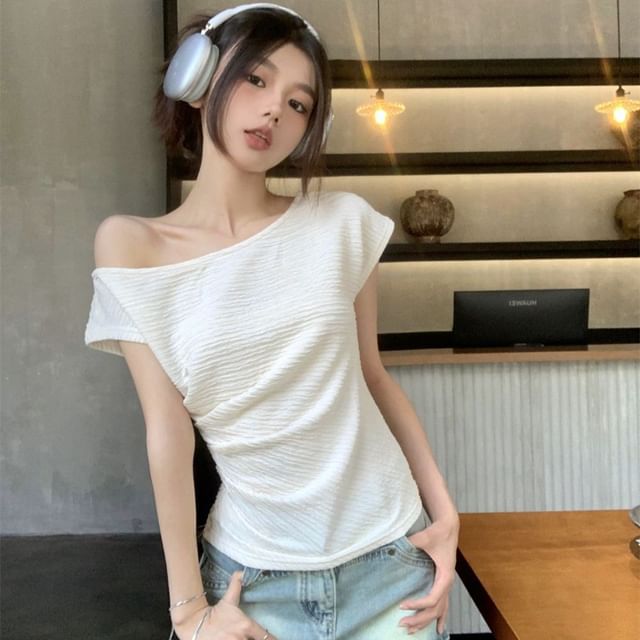Plain Off-Shoulder Short-Sleeved Fitted Tee