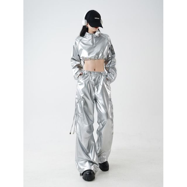 Stand Collar Metallic Half-Zip Crop Sweatshirt / Drawstring Waist Baggy Cargo Pants