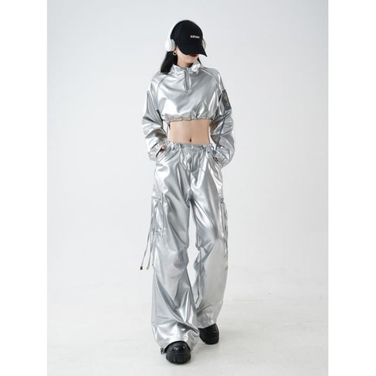 Stand Collar Metallic Half-Zip Crop Sweatshirt / Drawstring Waist Baggy Cargo Pants