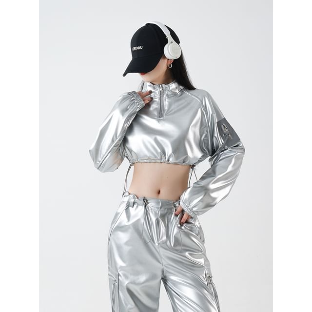 Stand Collar Metallic Half-Zip Crop Sweatshirt / Drawstring Waist Baggy Cargo Pants