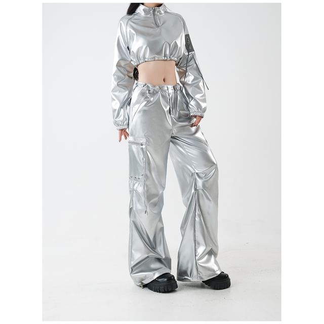 Stand Collar Metallic Half-Zip Crop Sweatshirt / Drawstring Waist Baggy Cargo Pants