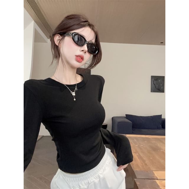 Plain Open-Back Long-Sleeved Crop Top