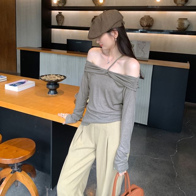Plain Ruched Off-Shoulder Long-Sleeved Tee