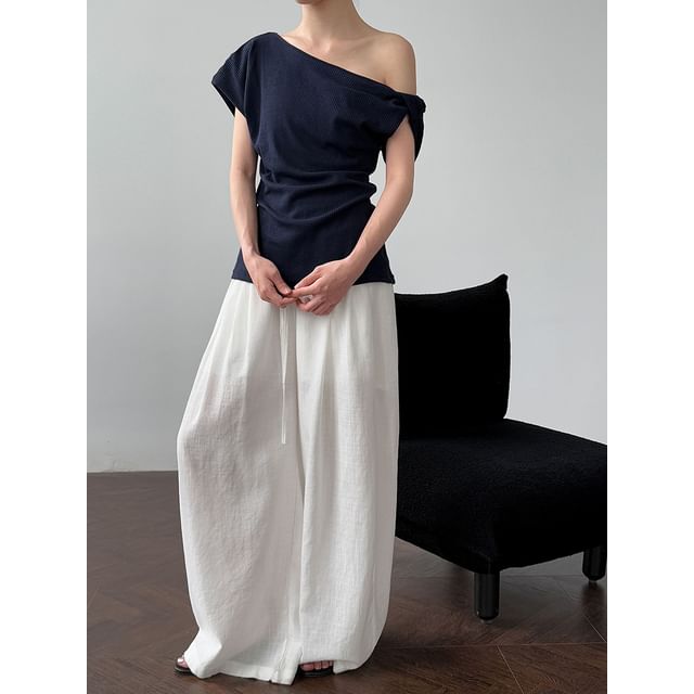 Asymmetric Off-Shoulder Short-Sleeved Plain Ribbed Slim-Fit Tee