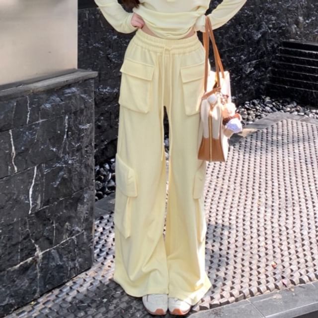 Long-Sleeve Henley Plain T-Shirt / Drawstring Waist Wide Leg Cargo Sweatpants