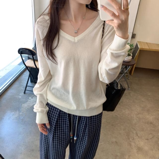V-Neck Long-Sleeve Plain Knit Top