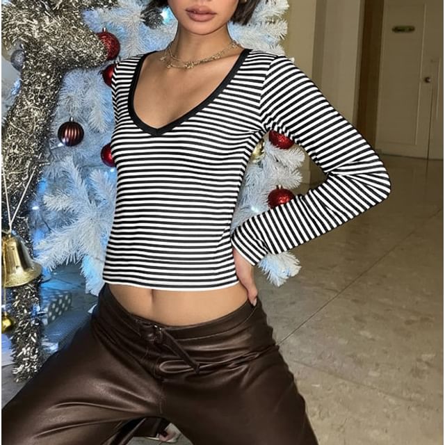 Striped Slim Cropped T-Shirt with V-Neck & Long Sleeves