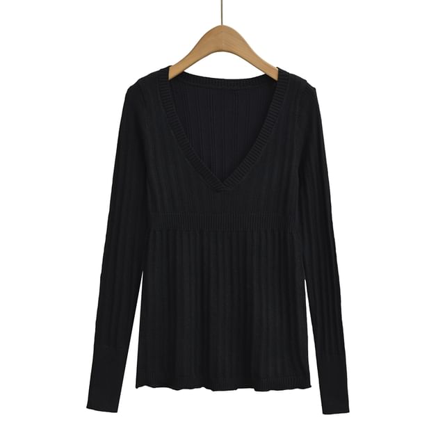 Plain Knit Top with V-Neck and Long Sleeves