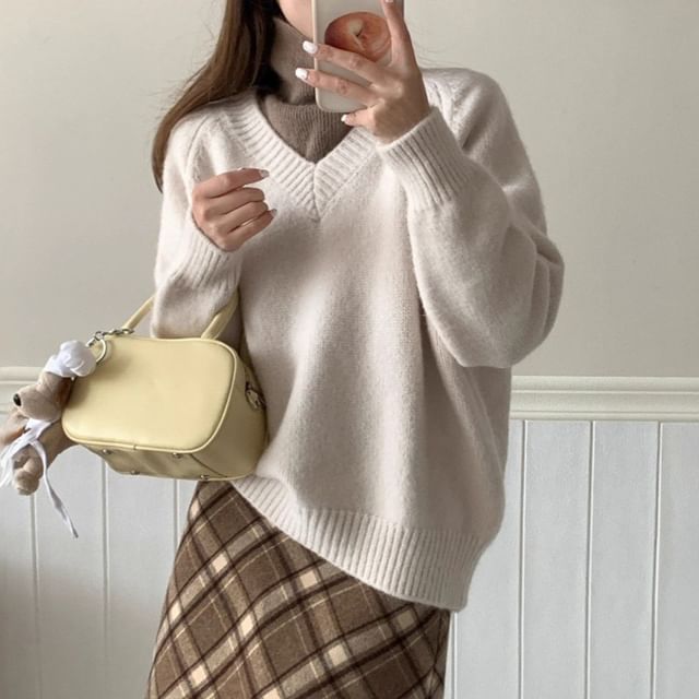 Classic V-Neck Knit Sweater with Clean Lines