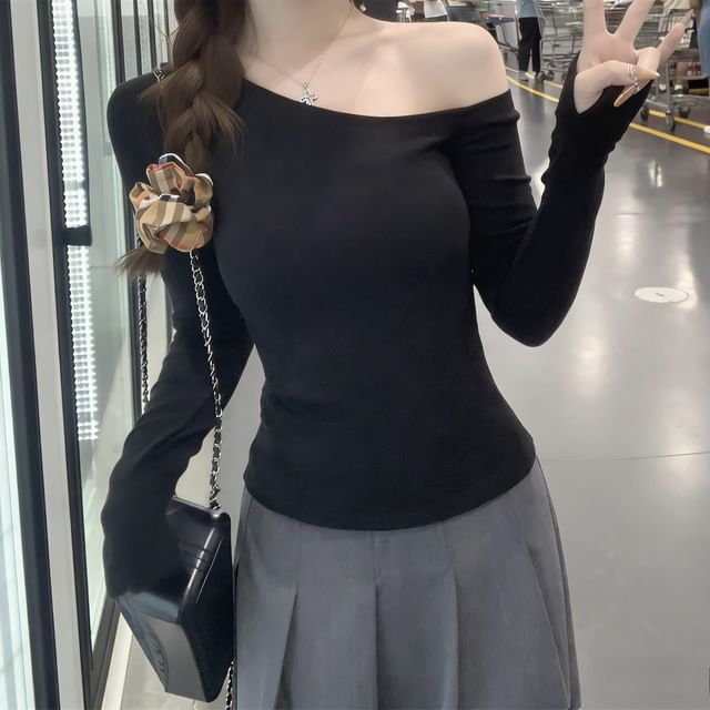Off-Shoulder Slim Crop Tee