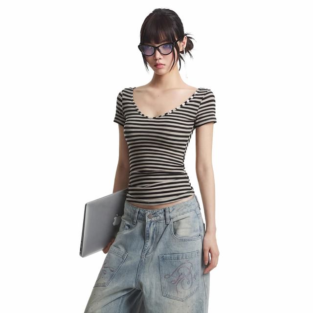 Brief Sleeve Scoop Neck Cropped Tee