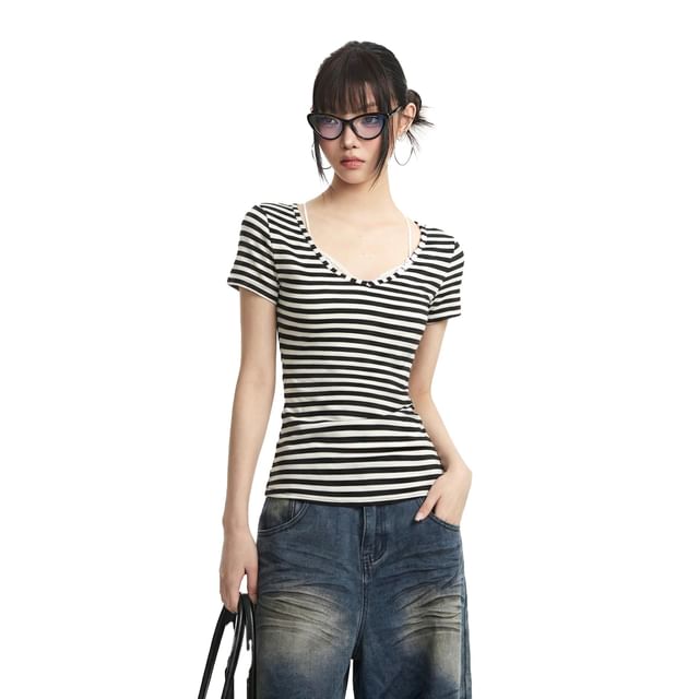 Brief Sleeve Scoop Neck Cropped Tee