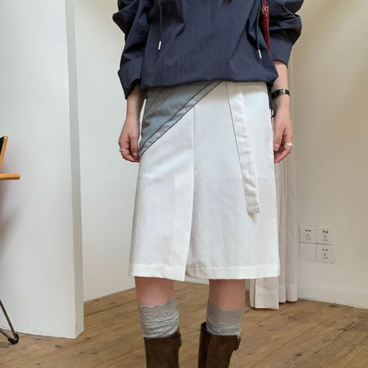 Mid Rise Plain A-Line Skirt
