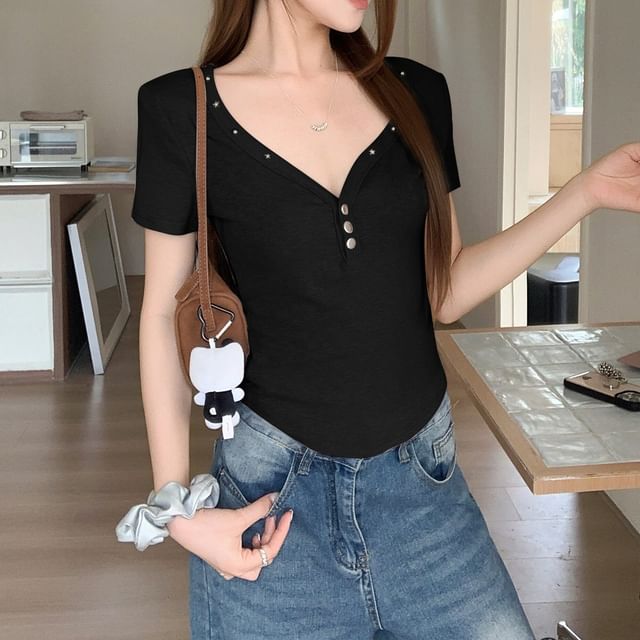 Studded V-Neck Fitted Tee with Short Sleeves