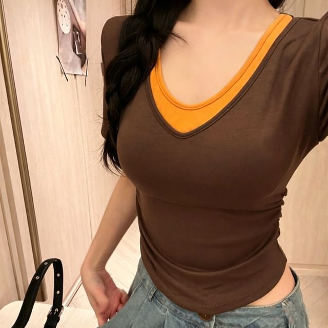 Short-Sleeve V-Neck Two Tone Padded Crop T-Shirt