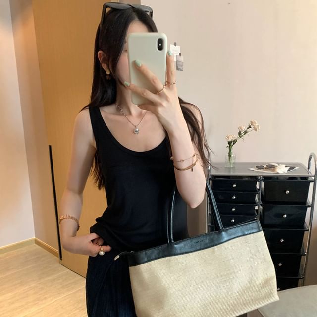Pocketed Scoop Neck Sleeveless Tank