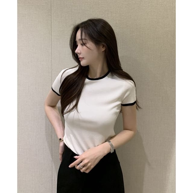 Short Sleeve Round Neck Contrast Trim Slim Fit Top
