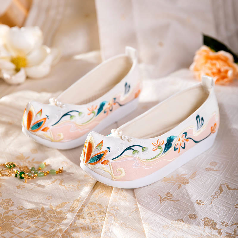 Sweet Retro Pearl Decor Floral Embroidery Shoes