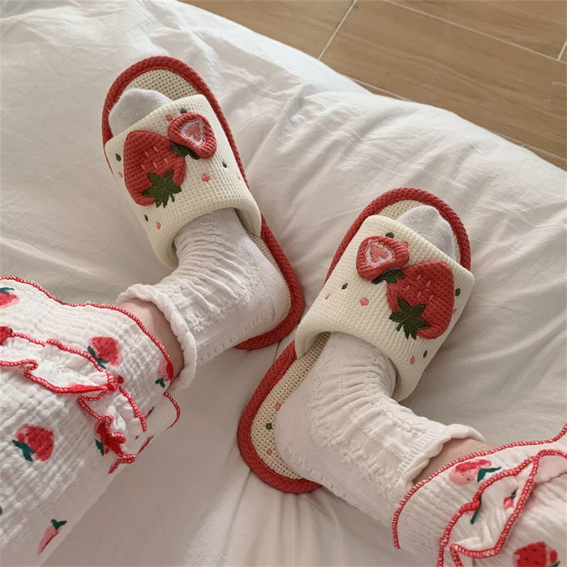 Milky strawberry slippers MK18566